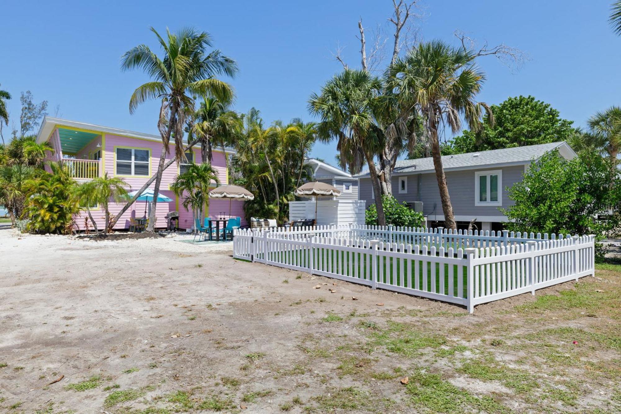 Charming Suite With Balcony And Bikes In Historic Sandpiper Inn Sanibel Ngoại thất bức ảnh